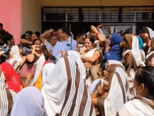 फर्रुखाबाद में आशा-संगिनियों का प्रदर्शन:एक कार्यकर्ता की बिगड़ी तबीयत, मानदेय बढ़ाने समेत 7 मांगें रखीं