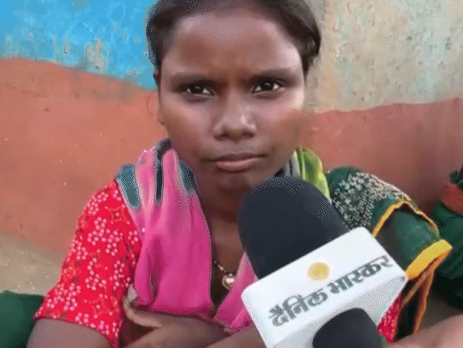 दो गांवों में पांच बच्चों की मौत रिकॉर्ड में नहीं:ग्रामीण बोले– अब अफसर आ रहे; दो दिन पहले यहीं आए थे राहुल गांधी