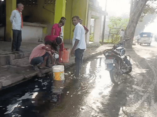टैंकर में टक्कर के बाद हाईवे पर बहने लगा पेट्रोल-डीजल:बाल्टियां लेकर तेल भरने लगे लोग, सड़क पर बह गया 3 हजार लीटर डीजल