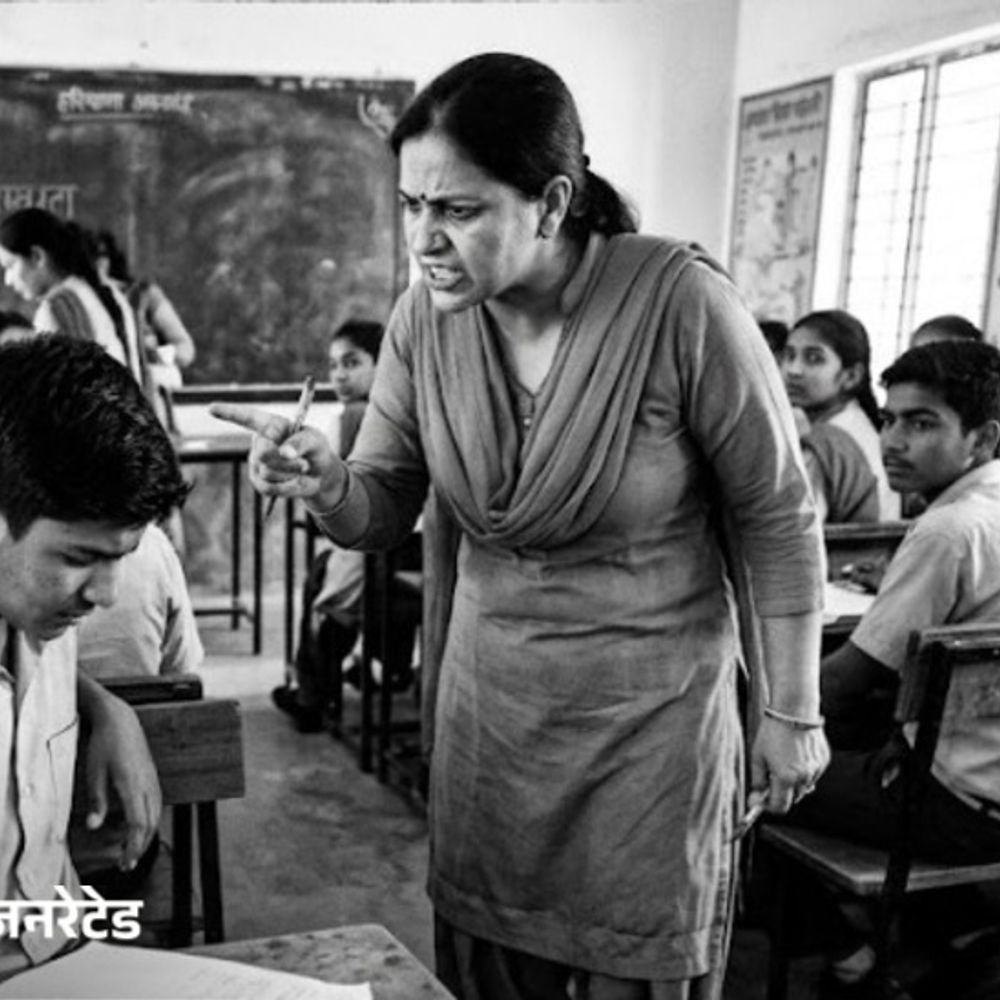 पंचकूला के सरकारी में महिला टीचर ने स्टूडेंट पीटा:फोन चलाने पर टोका तो विवाद, पिता को जातिसूचक शब्द कहे ; भाई ने फोन पर धमकाया