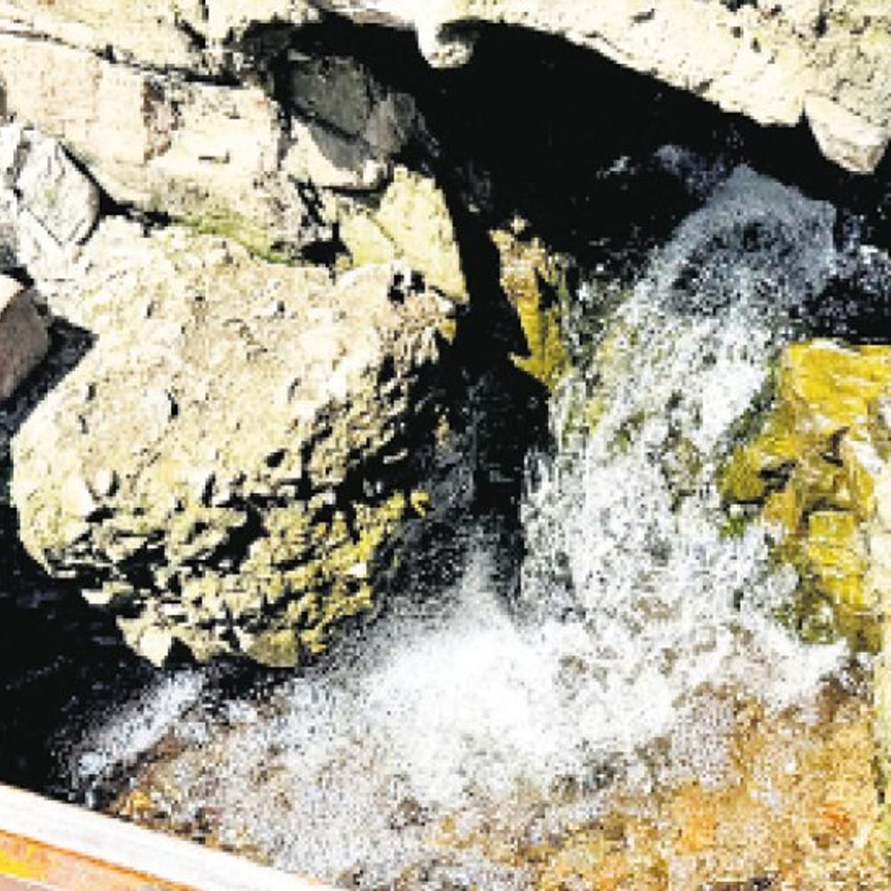 हाथीवाला पार्क की पार्किंग से व्यर्थ बह रहा पानी:देवास से जितना पानी लाए, उतना सालभर में रिसाव से बह जाएगा