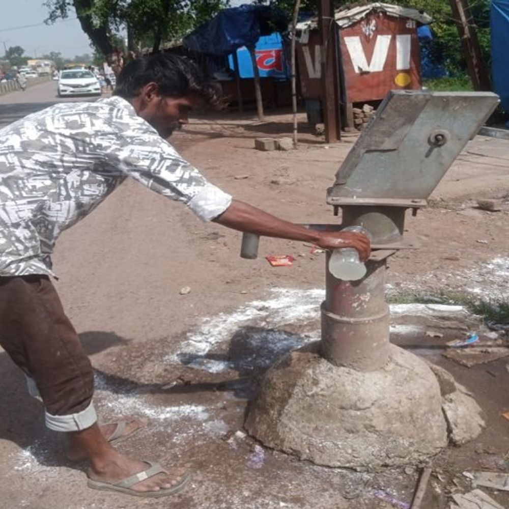 ब्लीचिंग पाउडर और एंटी लार्वा का छिड़काव:बाढ़ प्रभावित इलाकों के 34 बोरवेल-बोरिंग का पानी जांच में सही, फिर भी एहतियातन क्लोरीनेशन