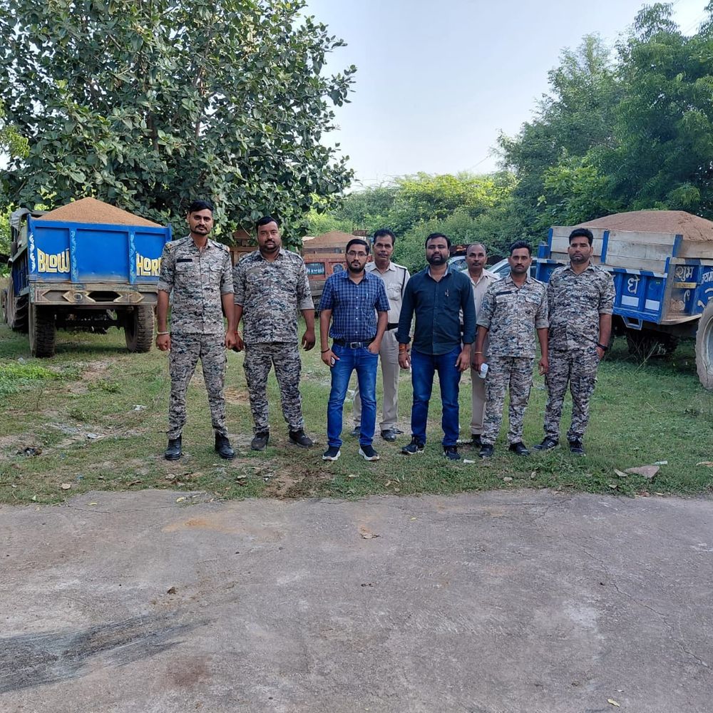 अवैध खनन पर कार्रवाई...रेत-मुरम-डस्ट से भरे 9 वाहन जब्त:​ग्वालियर में खनिज विभाग ने मारा छापा, ट्रैक्टर, डंपर और 22 चक्का ट्राला छोड़ भागा माफिया