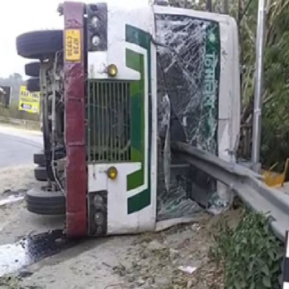 कुल्लू में HRTC बस सड़क पर पलटी, 5 घायल:मनाली से पठानकोट जा रही थी; पुलिस लाइन बाशिंग के पास हादसा