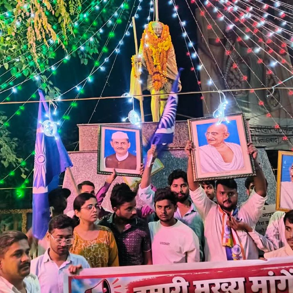 प्रयागराज में आइसा का CEC के खिलाफ पैदल मार्च:गांधी प्रतिमा तक पहुंचे, छात्र बोले- गरीब-दलितों का वोट छीना जा रहा