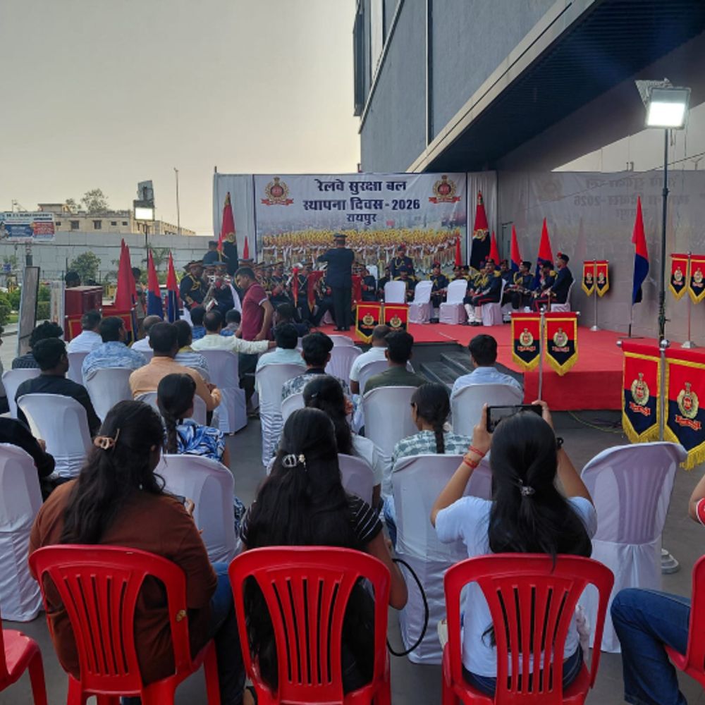 रायपुर के सिटी सेंटर मॉल में आरपीएफ बैंड की प्रस्तुति:देशभक्ति गीतों की धुन पर झूमे लोग, 9 अक्टूबर को रेलवे वर्कशॉप में स्थापना दिवस समारोह