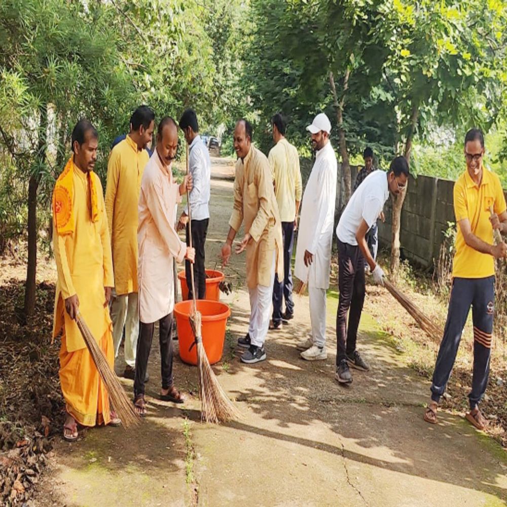 गांधी जयंती पर गायत्री परिवार का स्वच्छता अभियान:युवाओं ने शक्तिपीठ परिसर में किया श्रमदान, स्वच्छता के साथ पर्यावरण संरक्षण का दिया मैसेज