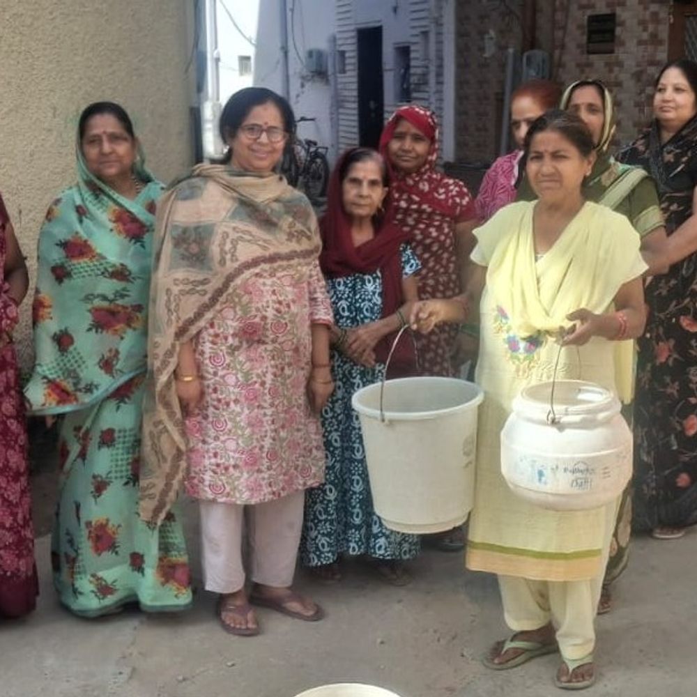 नारनौल में पेयजल नहीं आने पर महिलाओं का प्रदर्शन:गुरुद्वारा और बड़का कुआं लाइन में नहीं पहुंच रहा पानी; बाल्टी लेकर इधर-उधर भटकने को मजबूर