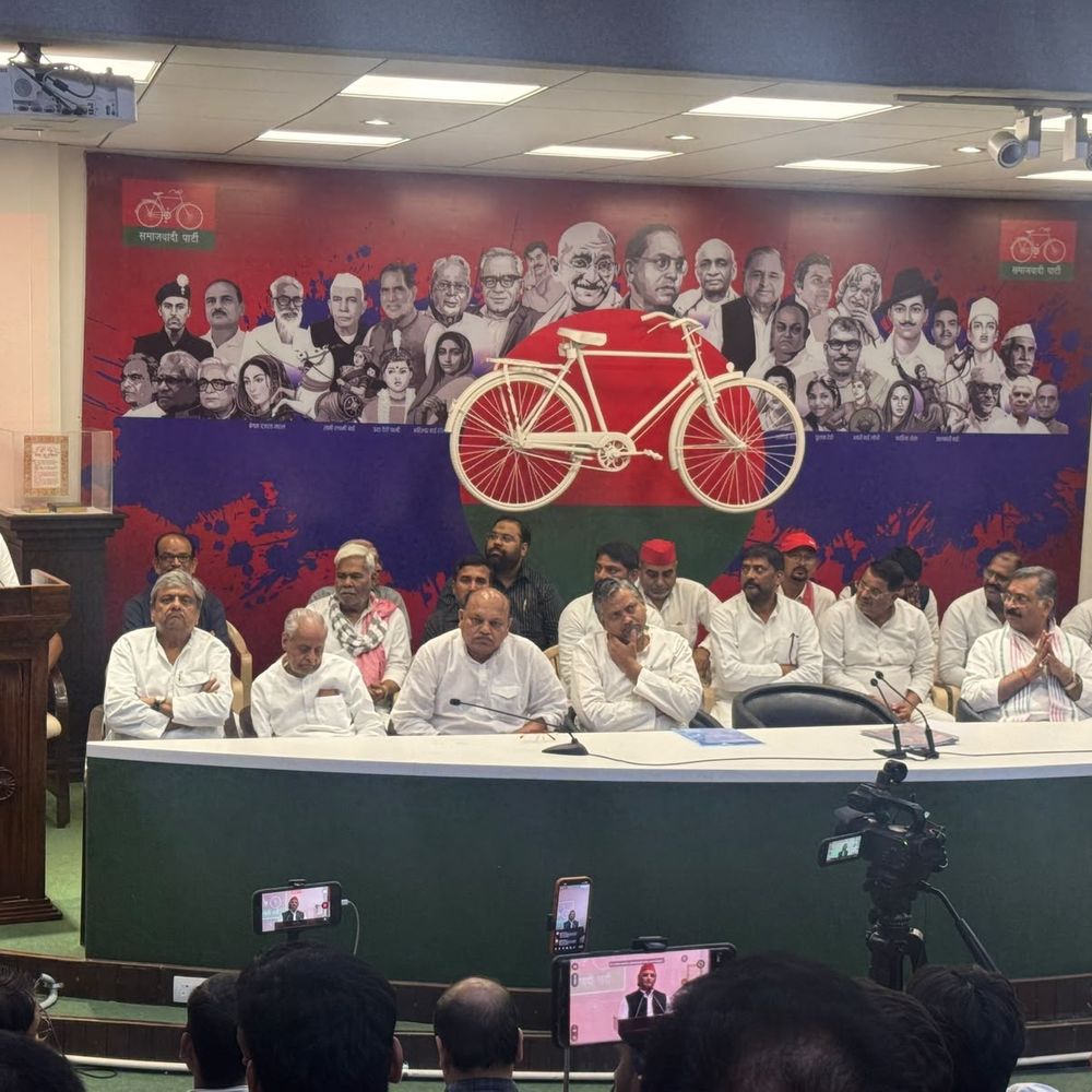सपा ने MLC चुनाव से पहले 2 प्रत्याशी बदले:राम प्रकाश गुप्ता और कमलेश यादव का टिकट कटा; शिक्षक नेता आकाश अग्रवाल को बनाया प्रत्याशी