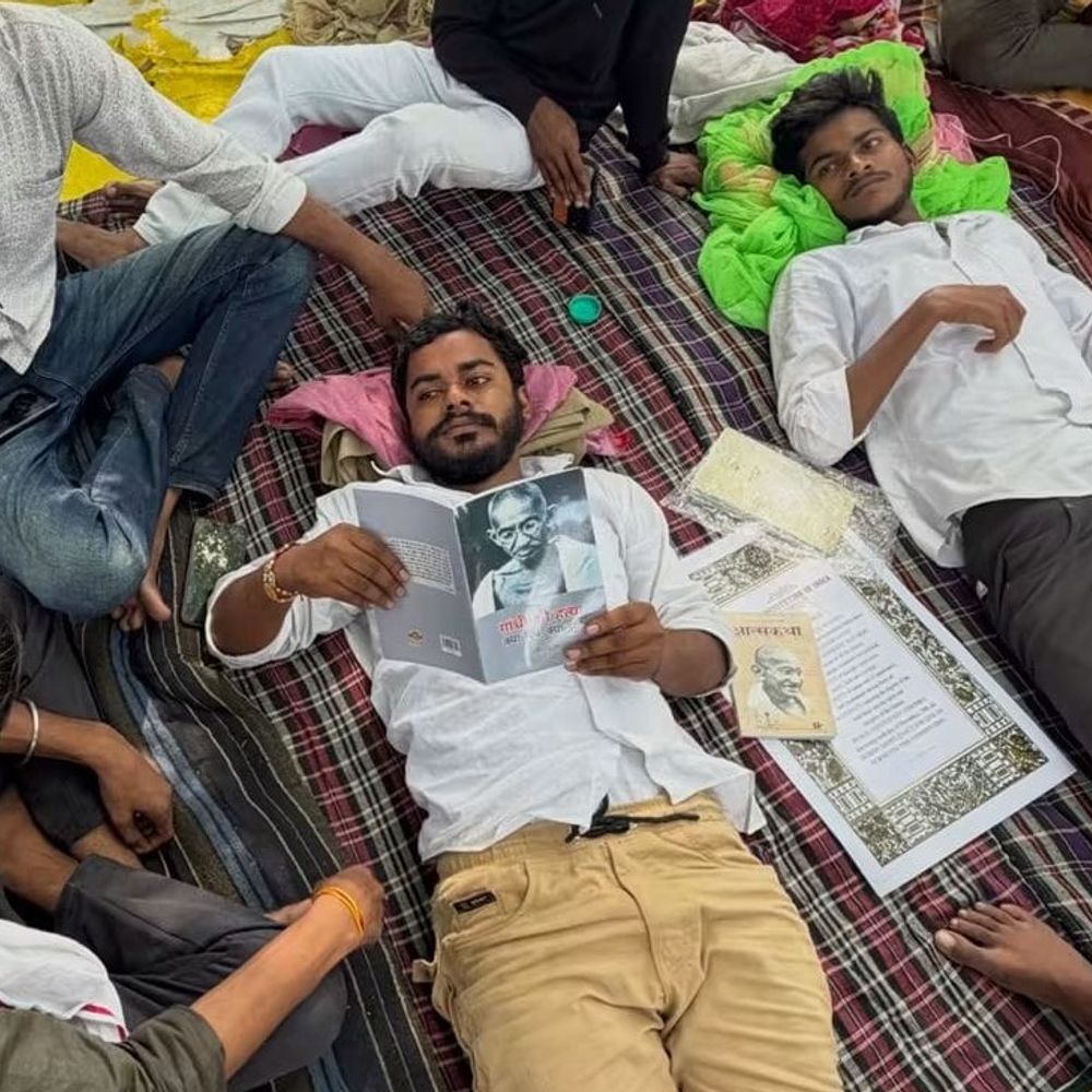 इलाहाबाद यूनिवर्सिटी में 6 दिन से भूख हड़ताल:कुछ मांगों पर सहमति बनी, छात्र बोले-लिखित लिए बिना अनशन खत्म नहीं करेंगे
