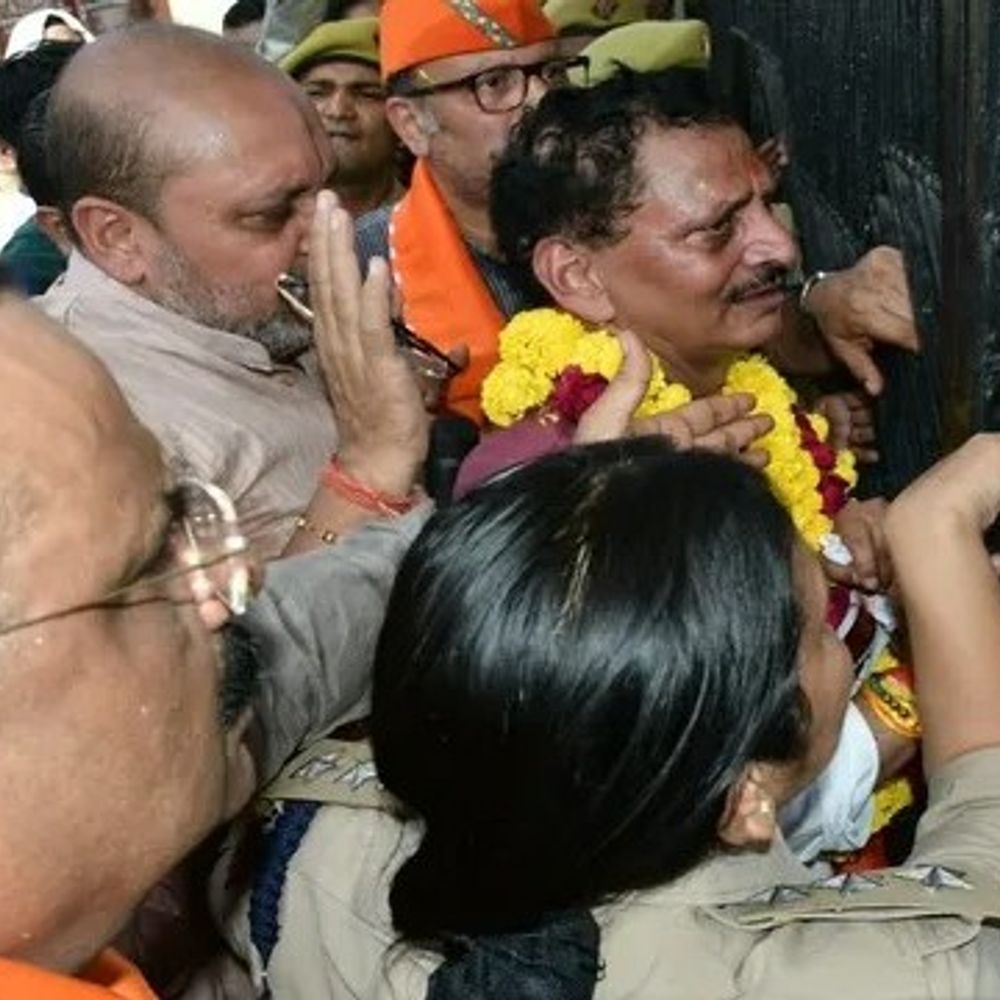 शिक्षक-MLC प्रत्याशी प्रमोद मिश्रा को गेट के बाहर धक्का दिया:वाराणसी में पूर्व MLC बोले-मैं प्रत्याशी हूं...मुझे जाने दो, मुहूर्त निकला रहा है