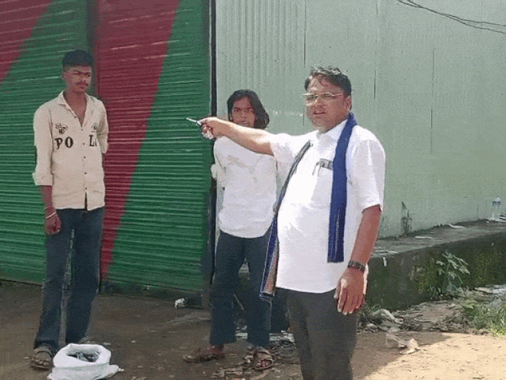 जबलपुर में ड्राई-डे पर शराब बिक्री के वीडियो वायरल:दुकान बंद होने के बाद भी ओवररेट में बिकी; बरगी में दो युवक शराब के साथ पकड़ाए