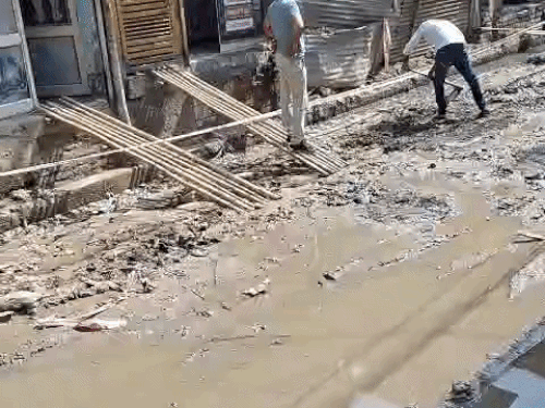 उखड़ी सड़क दुकानदारों के लिए बनी नासूर:अधिकारी सस्पेंड और कंपनी पर जुर्माना बेअसर, दुकानदार बोले- पैदल चलने के लिए खुद बना रहे रास्ता