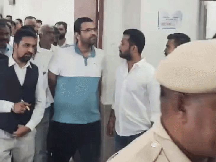 2 करोड़ रिश्वत केस में ASP और दलाल को जेल:मोबाइल और आवाज का सैम्पल FSL को भेजेगी एसीबी, फरार रीडर की तलाश जारी