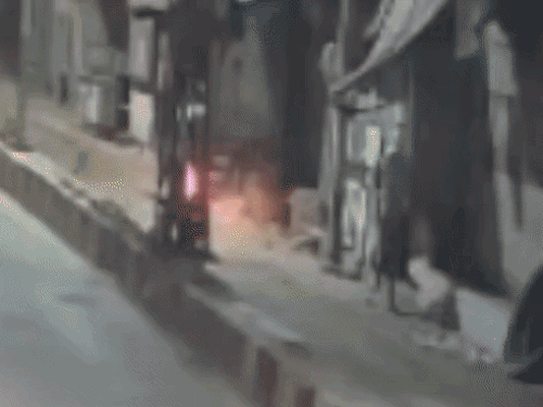 दुकान में पेट्रोल डालकर आग लगाने का प्रयास:बाइक सवार 3 युवक CCTV में कैद; व्यापारियों में रोष-बदमाशों को जल्द गिरफ्तार करने की मांग