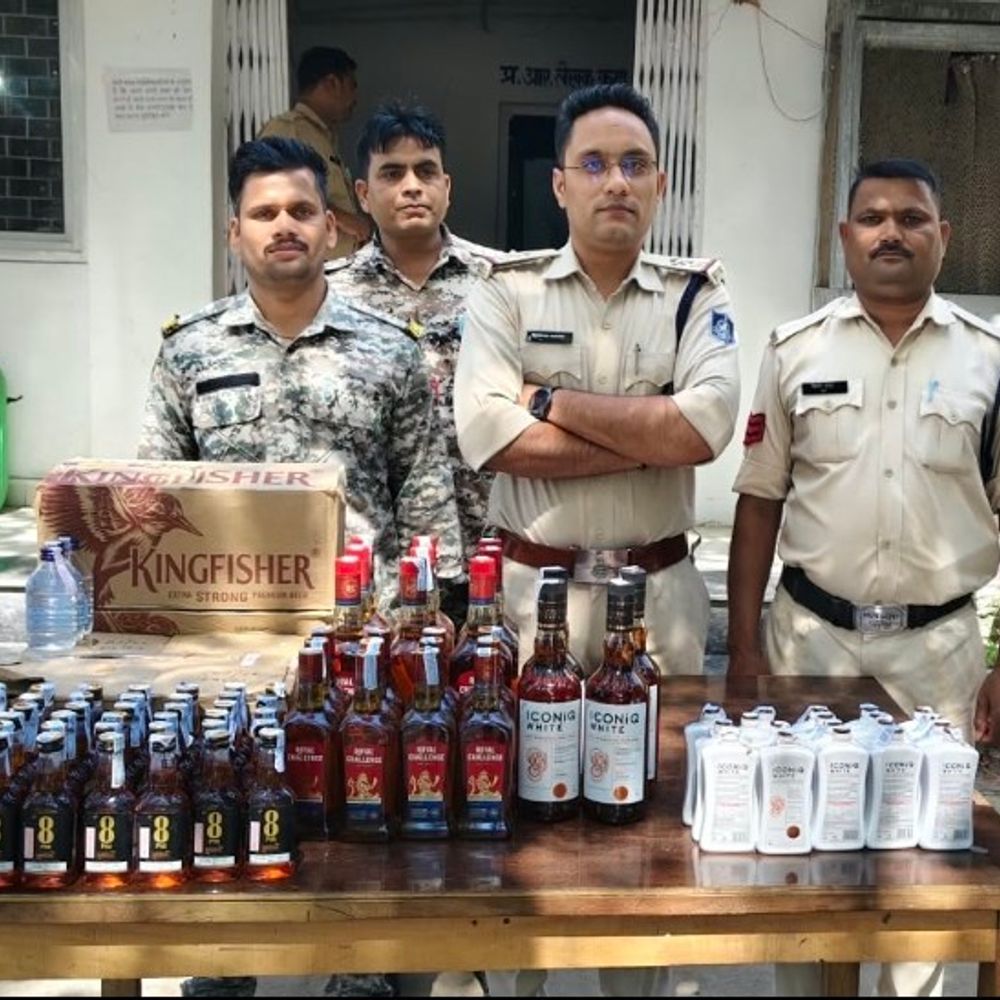 पार्षद पति के घर के बाहर से 58लीटर शराब जब्त:दतिया में भाई समेत दो गिरफ्तार; प्रतिनिधि मौके से फरार, 50 हजार की बॉटल