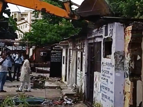 लखनऊ में वकीलों के चैंबर पर फिर चलेगा बुलडोजर:तीसरी बार एक्शन होगा, VVIP मूमवेंट खत्म होते ही तोड़े जाएंगे अवैध निर्माण