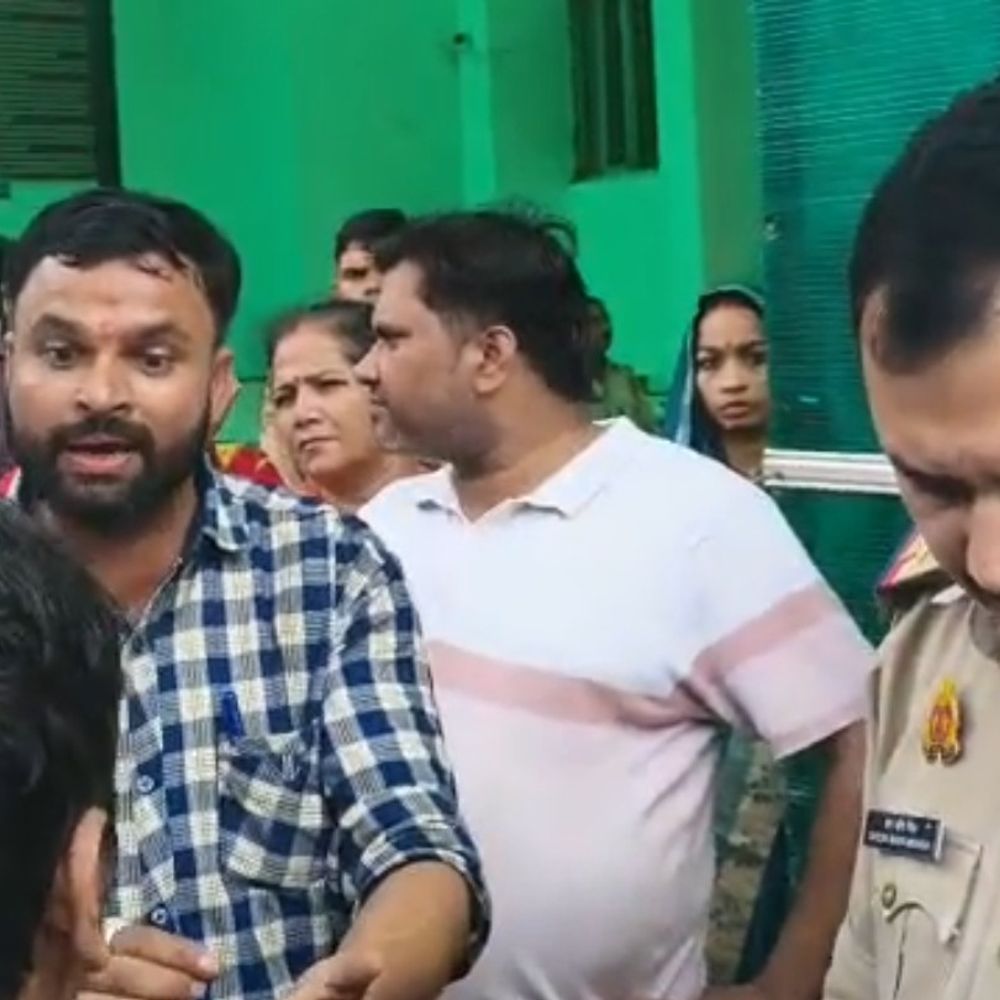 कांच से मर्डर लिखने पर पोस्टमार्टम हाउस पर हंगामा:सपा नेता भी पहुंचीं, परिजनों का आरोप- साजिश के तहत केस कमजोर कर रही पुलिस