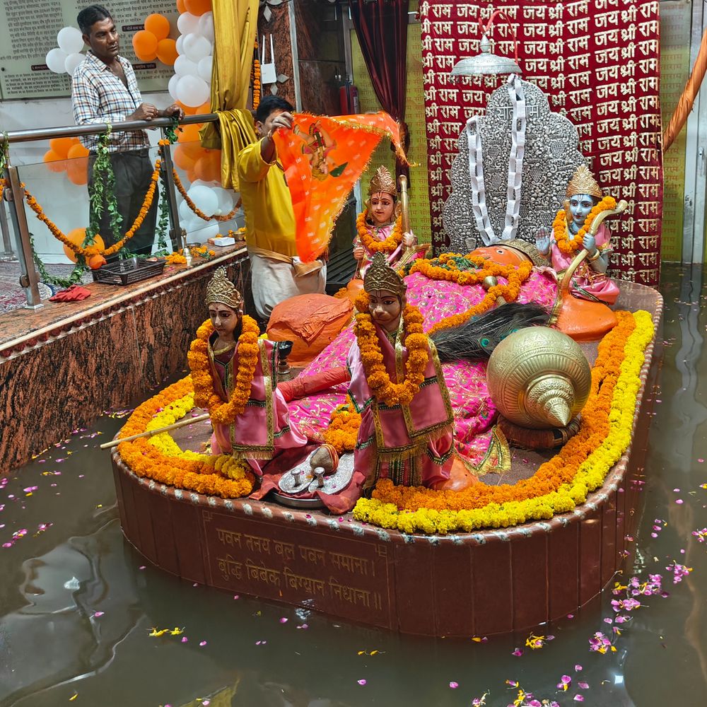 लखनऊ लेटे हुए हनुमान मंदिर के गर्भगृह तक पहुंचा पानी:हनुमंत धाम हुआ जल मग्न , शनिदेव मंदिर में पानी-पानी , पुजारी बोले - गोमती मां नाराज विकराल रूप लिया