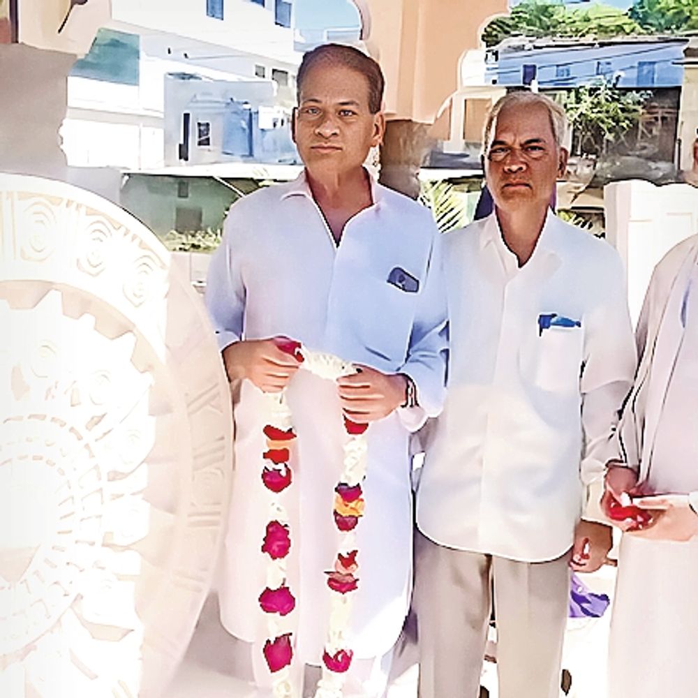 धम्मचक्र पर पुष्पांजलि अर्पित कर सम्राट अशोक को नमन किया