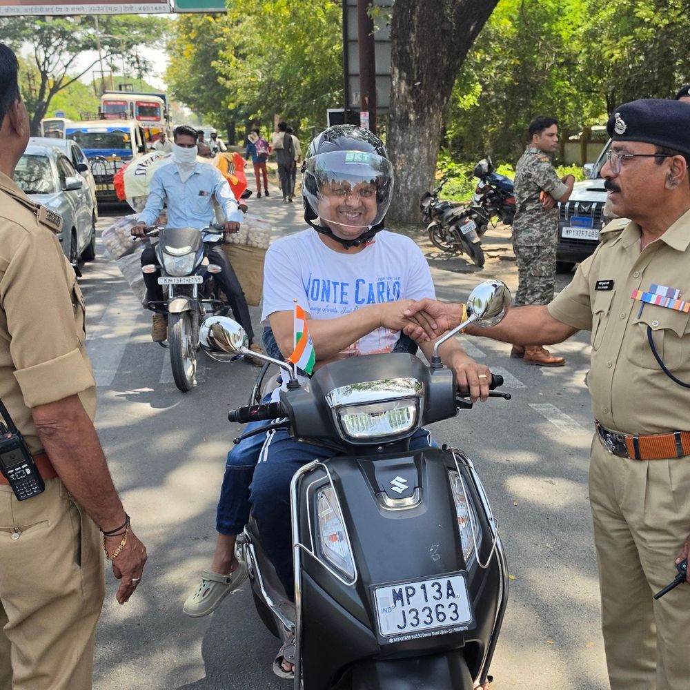 उज्जैन में ट्रैफिक पुलिस का अनोखा अभियान:हेलमेट-सीट बेल्ट लगाने वालों को चॉकलेट; नियम तोड़ने पर कट रहा चालान