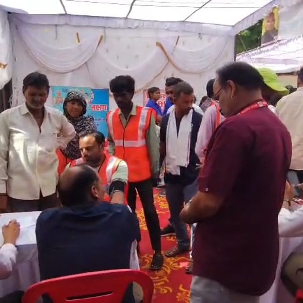 खरगोन में सेवा संकल्प शिविर से 500 लोगों को लाभ:18 विभागों ने स्टॉल लगाए, 400 मरीजों की जांच और उपचार हुआ