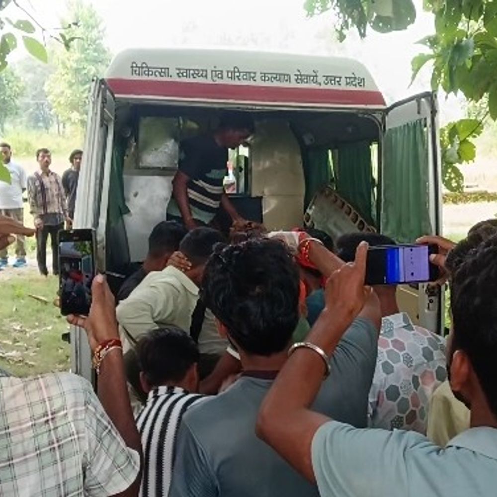 हाईटेंशन तार की चपेट में आई डीसीएम, 7 लोग घायल:लखीमपुर में केला लादने जा रहे थे मजदूर, दो गंभीर हालत में जिला अस्पताल रेफर