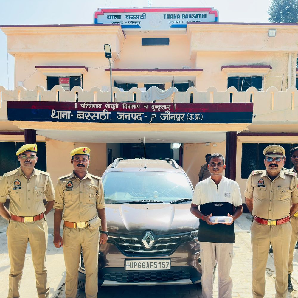 रुपए दोगुने करने का झांसा देकर ठगी करने वाला गिरफ्तार:जौनपुर में RBI के लोगो और विस्फोटक जैसे पदार्थ से लोगों को डराता था