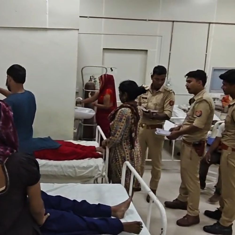 फिरोजाबाद में केमिकल युक्त कचरे में लगी आग:जहरीले धुएं से 4 श्रमिकों का दम घुटा; ट्रामा सेंटर में भर्ती, पुलिस ने शुरू की जांच