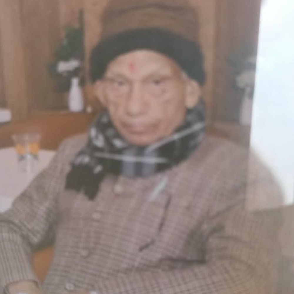 हरदोई में रिटायर्ड अधिकारी की हाईटेंशन लाइन से झुलसकर मौत:छत पर टहलते समय हादसा, परिजनों ने विभाग पर लगाया लापरवाही का आरोप