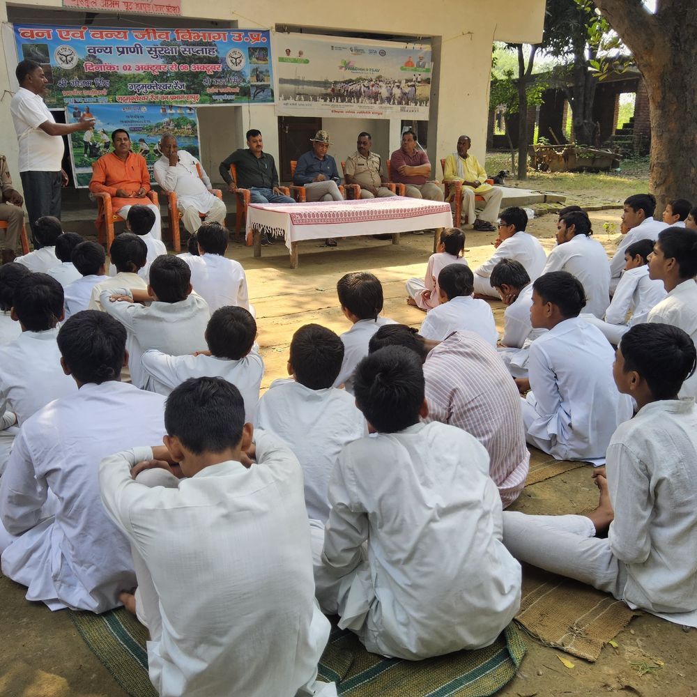 हापुड़ में वन्य जीव सुरक्षा को लेकर जागरूकता कार्यक्रम:पुष्पावती पूठ के गुरुकुल में ग्रामीणों को संरक्षण का संदेश दिया
