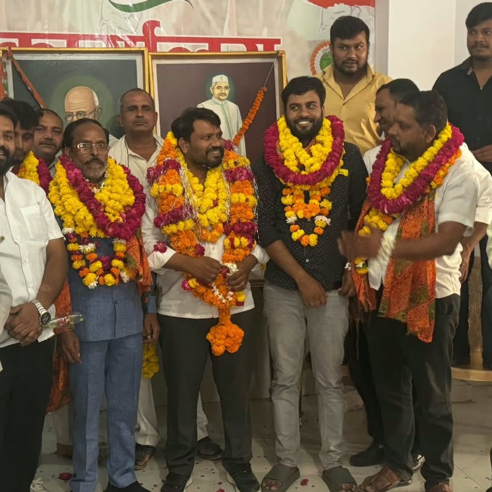 मथुरा में जमानत पर लौटे कांग्रेसियों का फूल-मालाओं से स्वागत:CEC ज्ञानेश कुमार के आवास पर प्रदर्शन मामले में अरेस्ट हुए थे