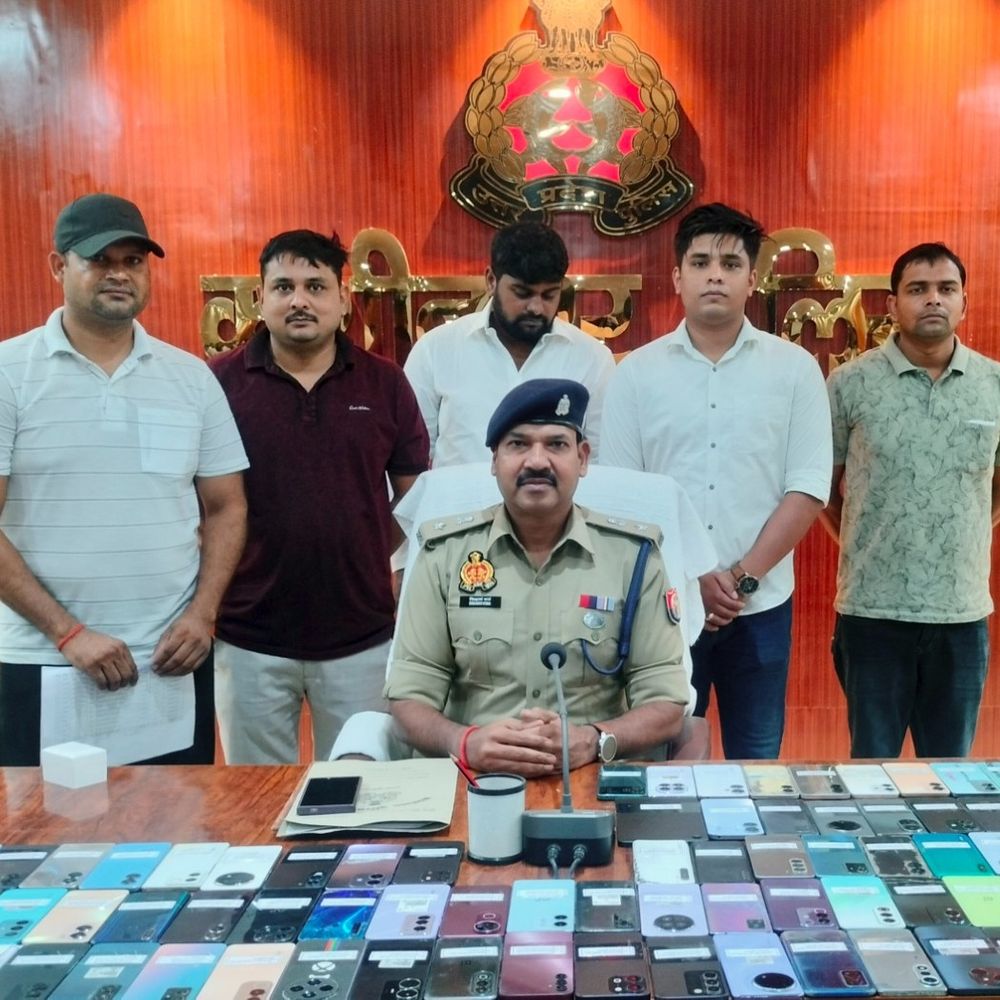 कुशीनगर पुलिस ने 109 खोए मोबाइल बरामद किए:21.80 लाख के मोबाइल मालिकों को सौंपे, CEIR पोर्टल से हुई रिकवरी