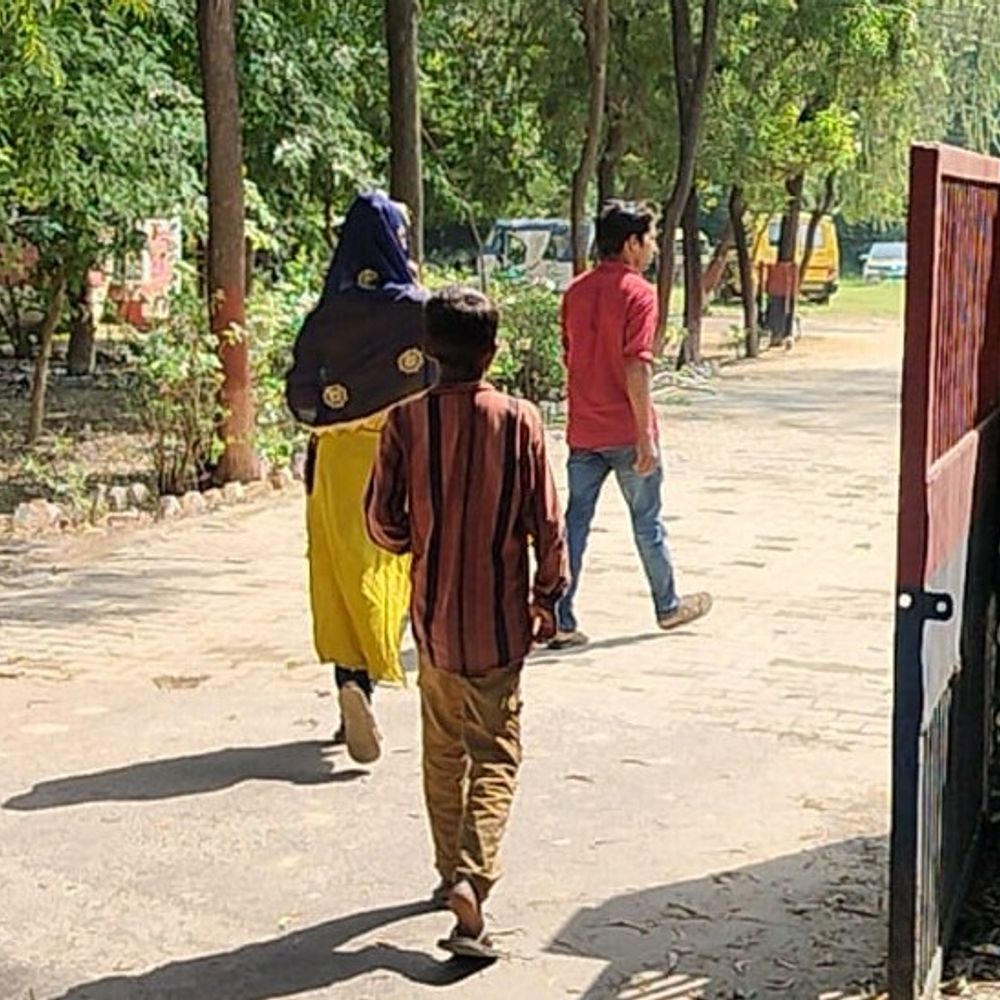 गोमती नदी किनारे युवती से छेड़खानी:विरोध करने पर कपड़े फाड़ने का आरोप, दो युवकों पर केस दर्ज
