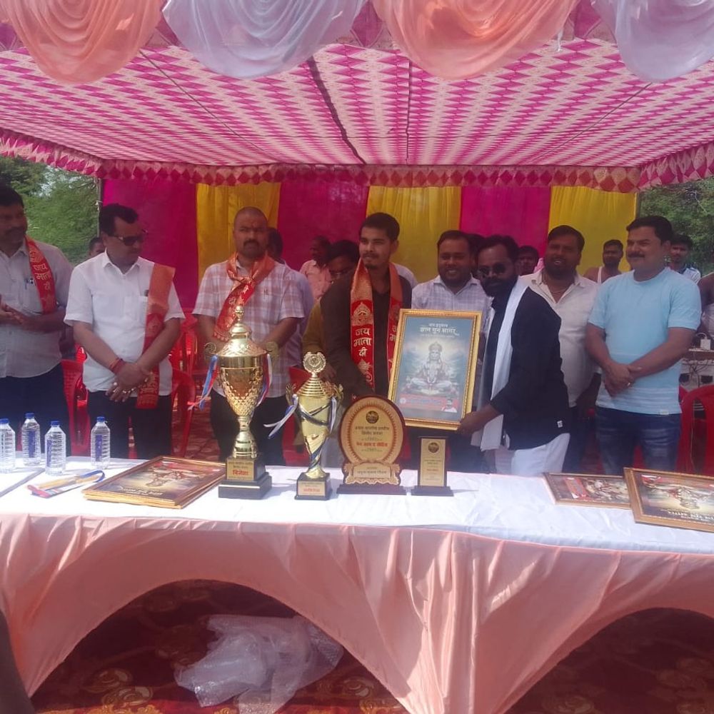 सीतापुर में क्रिकेट टूर्नामेंट आयोजित:आंट और नैमिष टीमों के बीच मुकाबला हुआ, विजेता को मिला नकद पुरस्कार