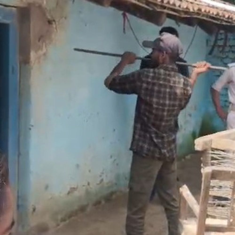 ट्रैक्टर ऋण की किस्त न चुकाने पर घर की कुर्की:कोर्ट के आदेश पर पुलिस ने लोहड़ी गांव में की कार्रवाई