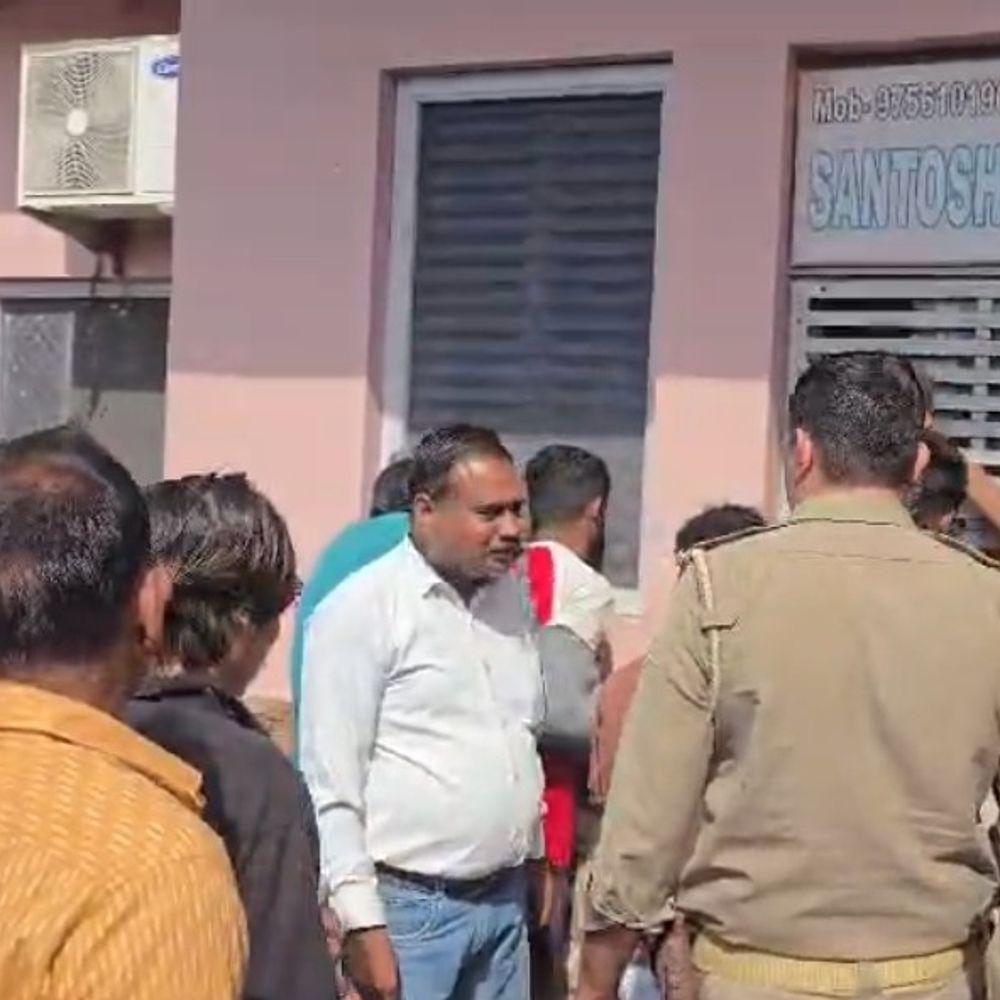 बुलंदशहर में व्यक्ति ने पेट्रोल डालकर आत्मदाह की धमकी दी:मुकदमे से नाराज था, बेटी ने पुलिस सूचना दी; समझाकर शांत कराया