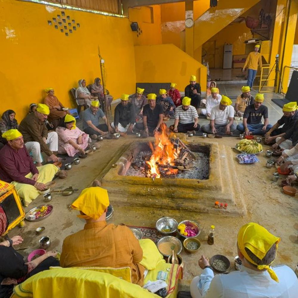चंदन नहीं, पानी बनो; प्रभु की सुगंध जीवन में खुद आएगी
