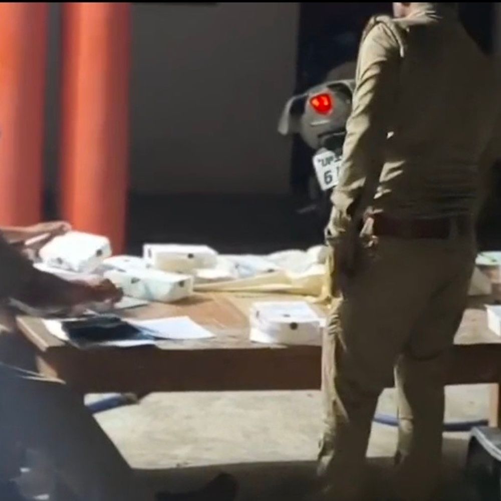 ओवरलोड-वाहनों से अवैध-वसूली केस में लोकेटर के घर छापा:रायबरेली में 5 घंटे की कार्रवाई में लाखों की नकदी, चेक और डेटा बरामद