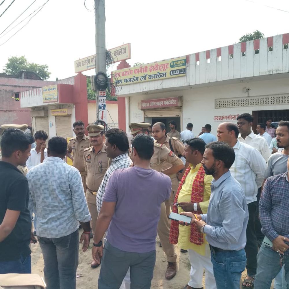 शिकारपुर तिराहे पर सड़क जाम करने वालों पर केस:जौनपुर में 20 नामजद समेत 25 अज्ञात पर FIR, दुष्कर्म की घटना के विरोध में लगाया था जाम