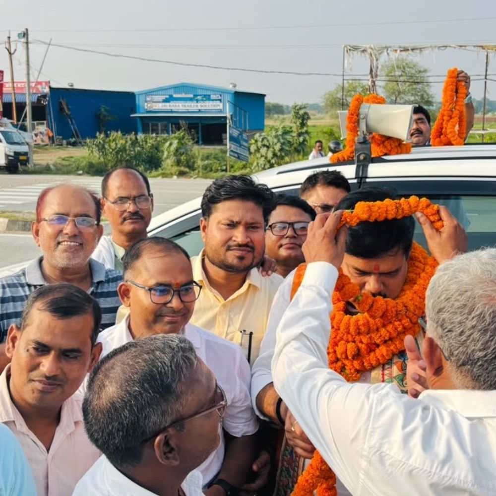 शिक्षकों ने शिक्षा मंत्री से सातवें वेतनमान की मांग की:उदवंतनगर के बामपाली मोड़ पर मिथलेश तिवारी को सौंपा मांगपत्र