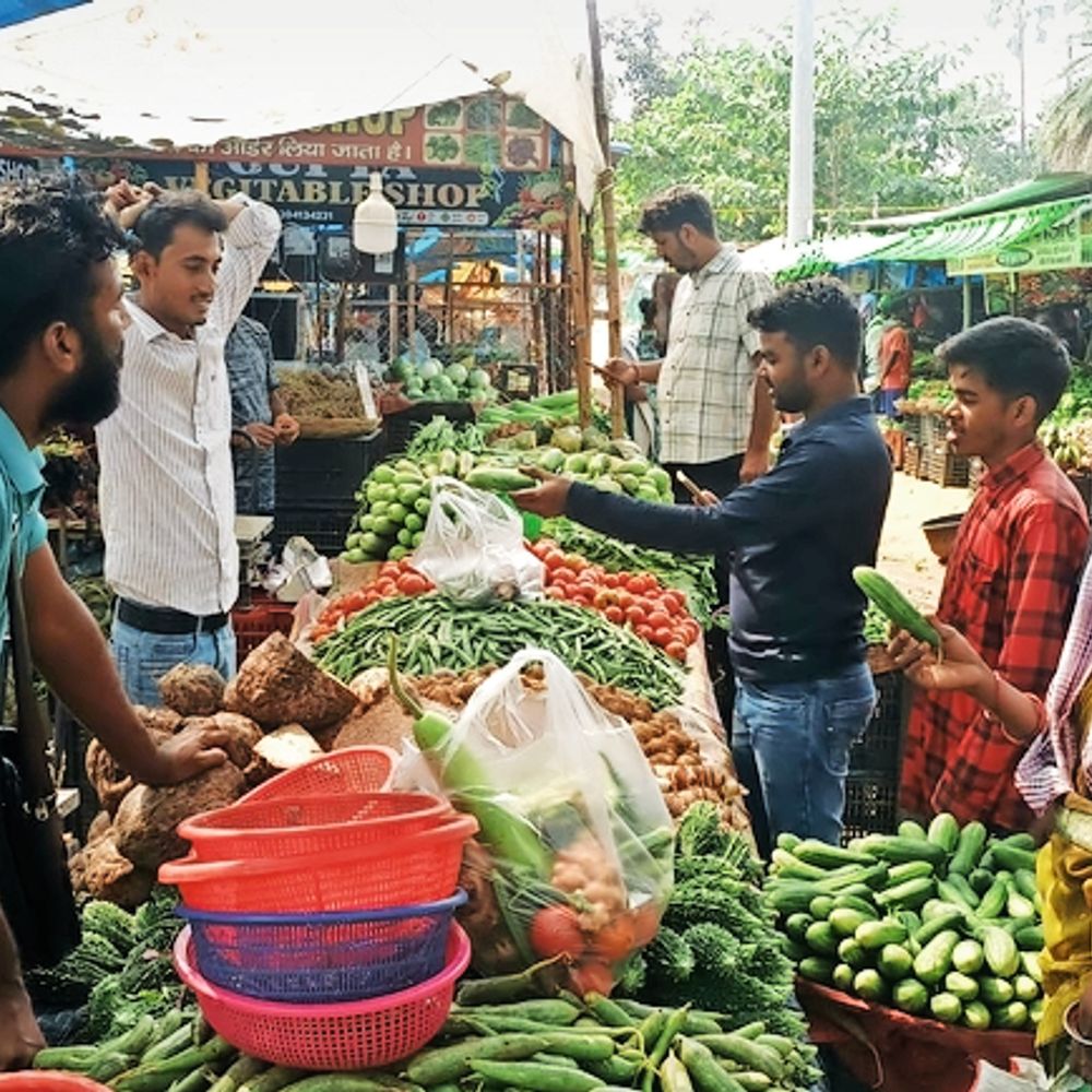 सुबह से ही सब्जी की दुकानों में खरीदारी के लिए उमड़े लोग