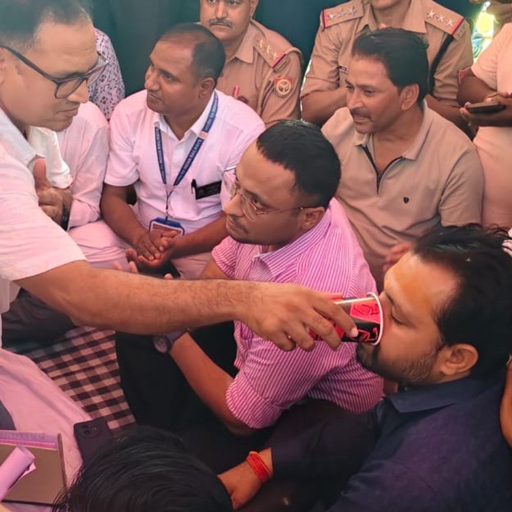 झींझक रेलवे स्टेशन पर 50 घंटे बाद अनशन खत्म:11 में से 2 मांगों पर एक महीने में काम शुरू होगा, बाकी रेलवे बोर्ड को भेजी जाएंगी
