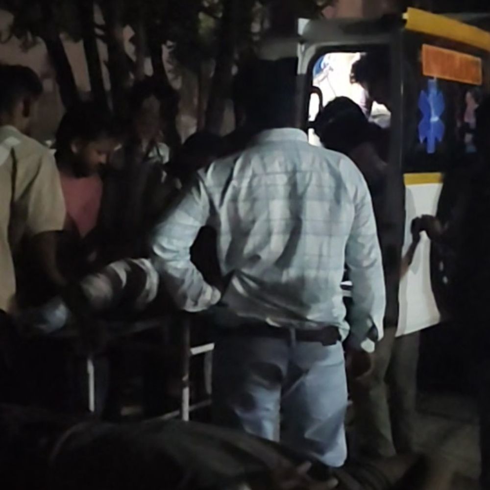 कार ने बाइक सवार 3 युवकों को टक्कर मारी:हाथरस में हुआ हादसा, तीनों गंभीर हालत में हायर सेंटर रेफर