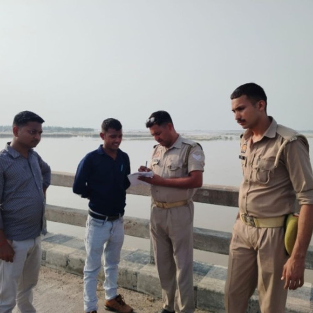 नारियल डालने के बहाने नदी में कूदा युवक:भतीजे के साथ दवा लेकर लौट रहा था, पुल से रामगंगा में लगाई छलांग