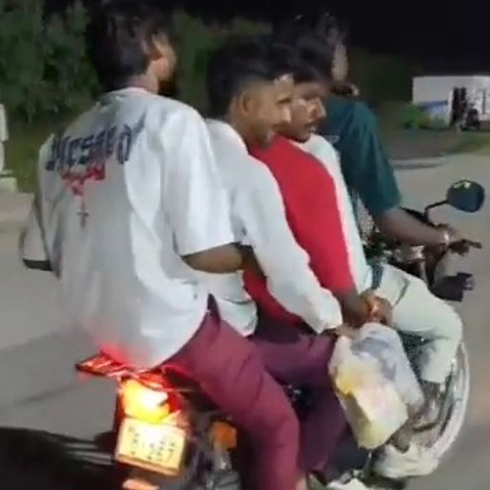 बाइक पर सवार होकर हाईवे पर निकले 5 युवक, VIDEO:मुजफ्फरनगर पुलिस ने वाहन का चालान किया, जांच जारी