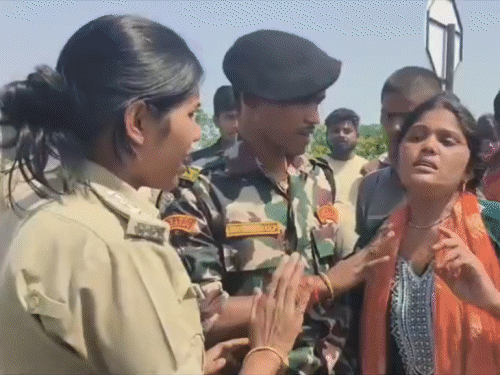 जहानाबाद-घर में सो रहे वार्ड सदस्य के पति की हत्या:चाकू और रॉड से हमला; बच्चे ने सुबह पिता को खून से लथपथ देखा, ग्रामीण सड़क पर बैठे
