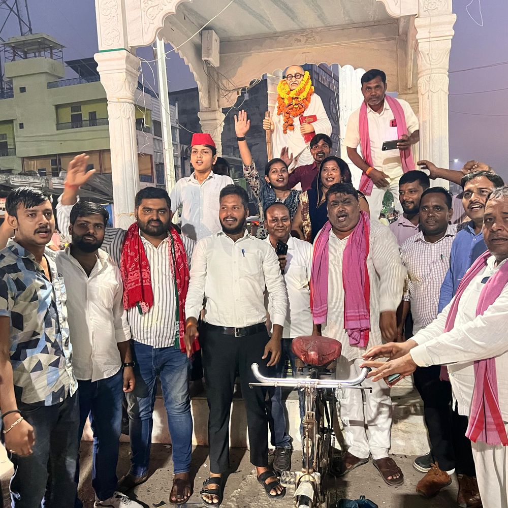 कन्नौज में गांधी जयंती आयोजित:सपा कार्यकर्ताओं ने किया माल्यार्पण, सत्य और अहिंसा के बताए विचार