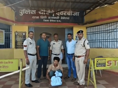 खेत में 3.392 किलो गांजा मिला,18 साल का युवक गिरफ्तार:बेमेतरा के देवरबीजा पुलिस और साइबर सेल की कार्रवाई, गांजे की कीमत 61000 रुपए