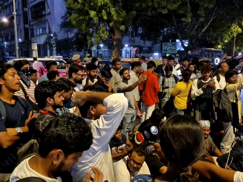 दिल्ली पुलिस अफसर पर महिला पत्रकार से बदसलूकी का आरोप:दावा- सीने पर हाथ मारा; FIR को लेकर घंटों प्रदर्शन, राहुल गांधी बोले- शाह जवाब दें